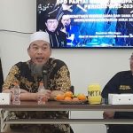 Ustaz Ansufri Idrus Sambo (kiri)